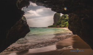 Gua Sarang dan Pantai Anoi Itam