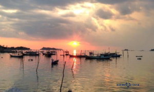 Panorama mentari menyingsing di pantai Tanjung Kelayang