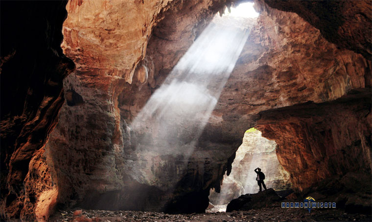 Goa Jomblang Yogyakarta: Wisata Alam dengan Cahaya Surga