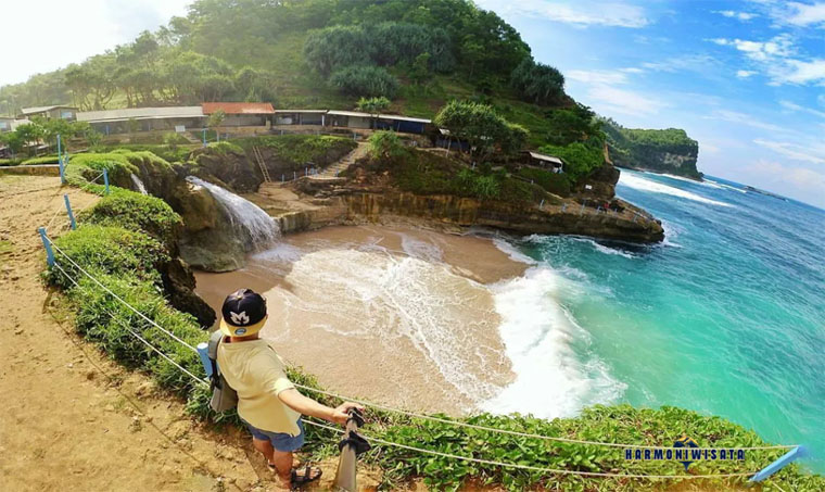 Harmoni Wisata Pantai Banyu Tibo