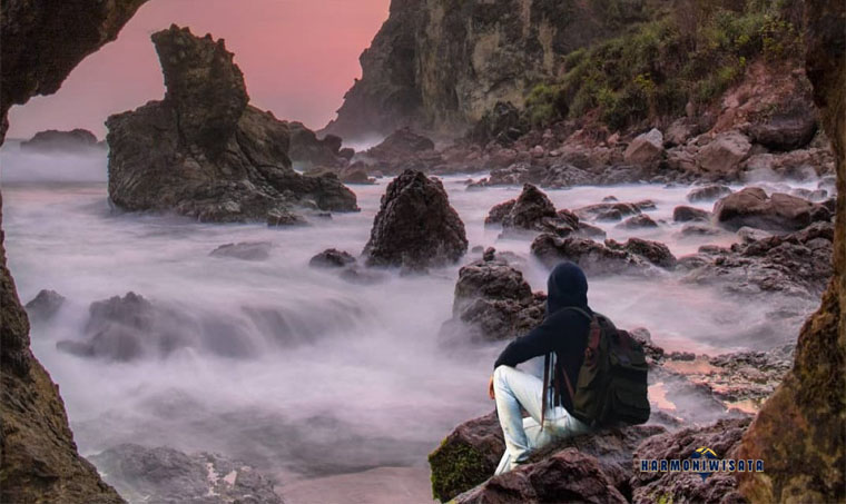 Pantai Watu Lumbung, Hidden Gem Tenang di Gunungkidul