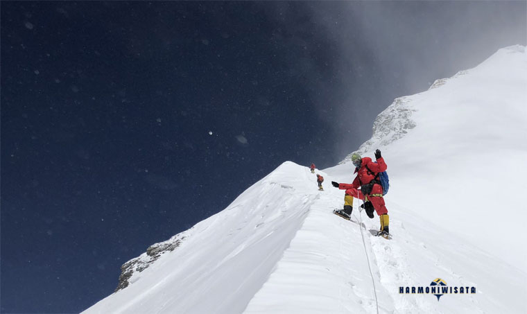 Harmoni Wisata Gunung Everest