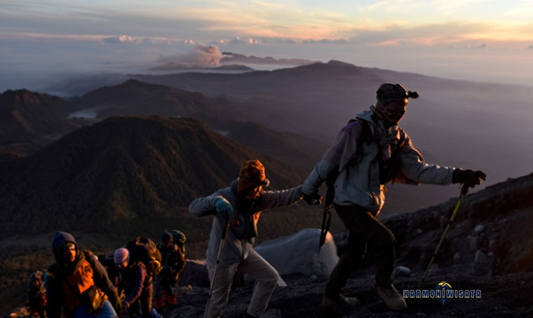 Mendaki Gunung