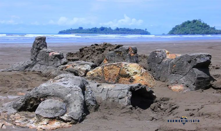 Pantai Air Manis dan Legenda Malin Kundang