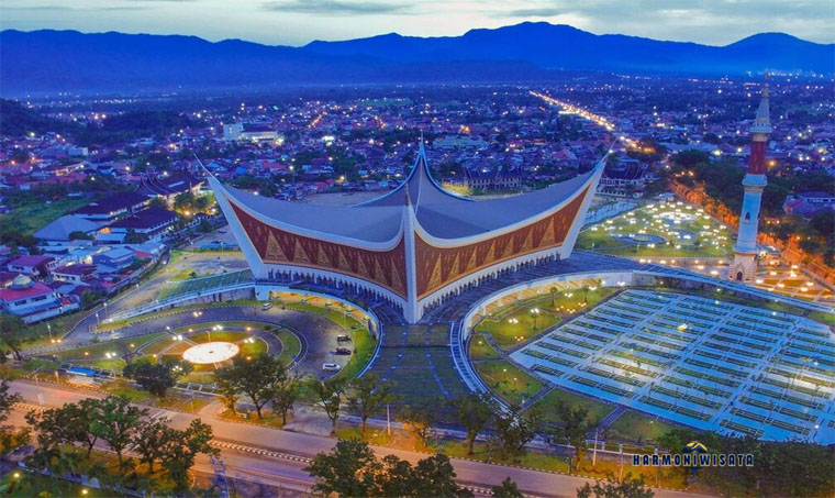 Wisata Religi di Masjid Raya Sumatera Barat