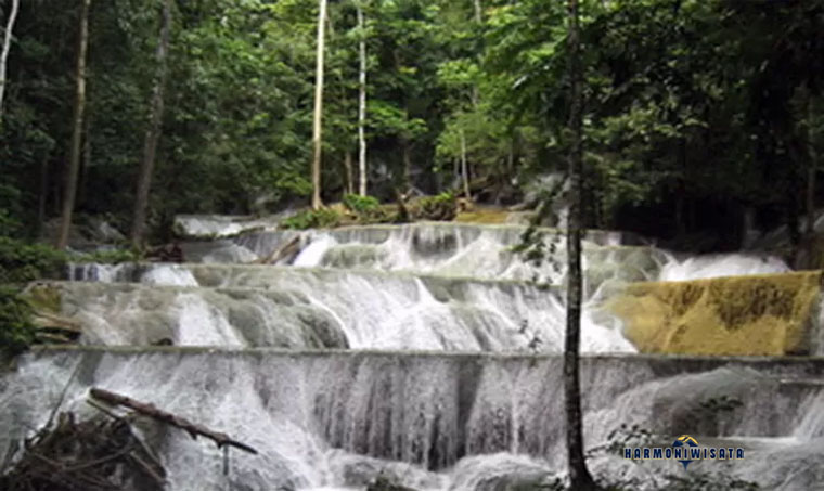 Air Terjun Moramo