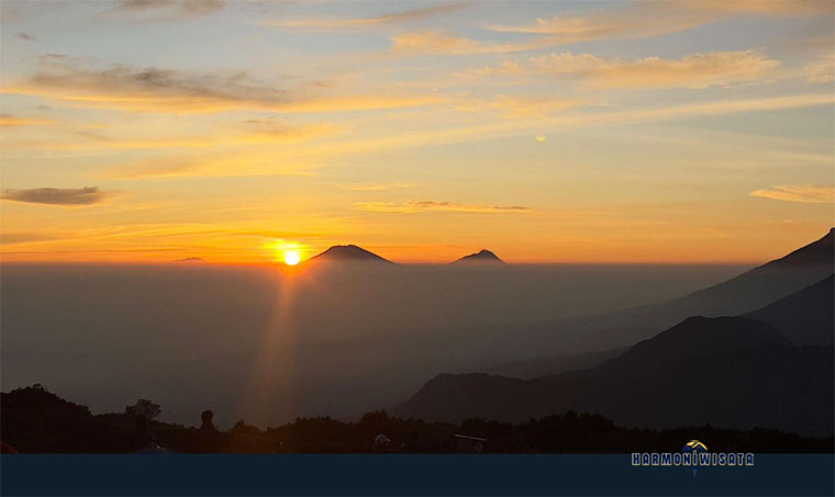 Golden Sunrise di Puncak Prau