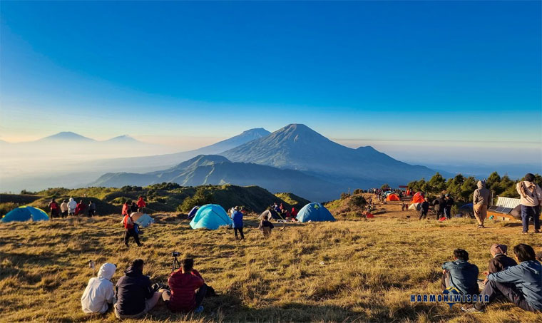 Panorama Gunung Sekitar di Puncak Prau