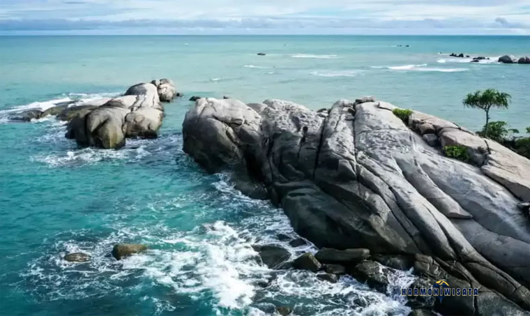 Pantai-Pantai Eksotis dengan Batu Granit Belitung