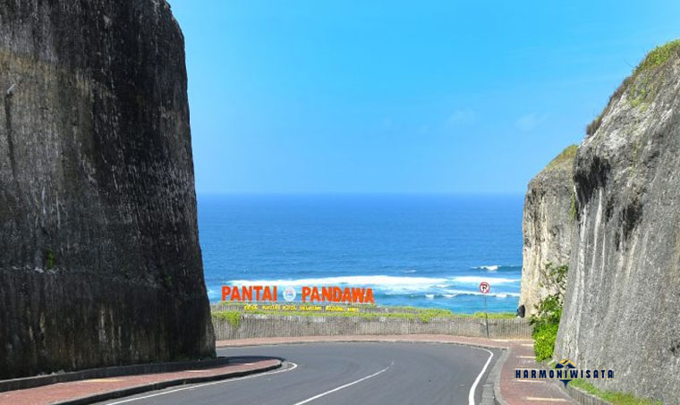 Harmoni Wisata Daya Tarik Utama Pantai Pandawa
