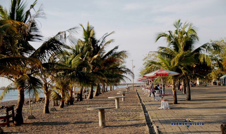 Harmoni Wisata Pantai Akkarena