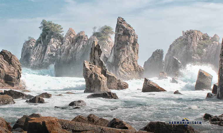 Harmoni Wisata Pantai Gigi Hiu – Lampung