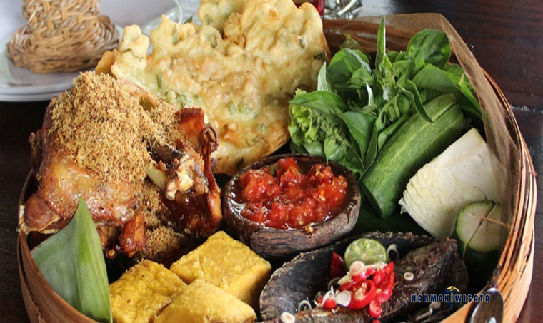 Menu Makanan di Kampung Daun