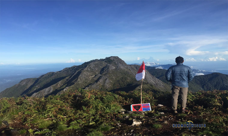 Harmoni Wisata Gunung Binaiya – Maluku