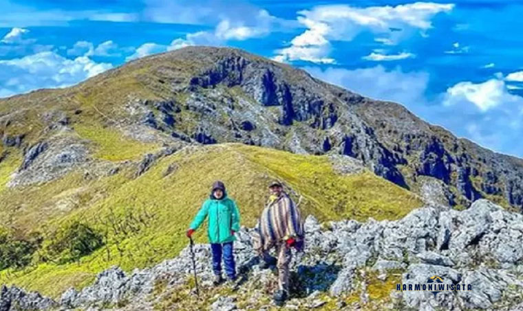Harmoni Wisata Gunung Binaiya – Maluku