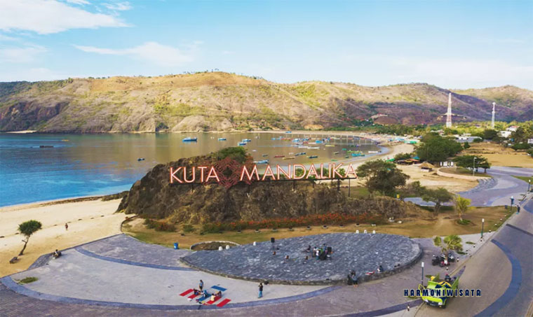 Harmoni Wisata Pantai Kuta Mandalika
