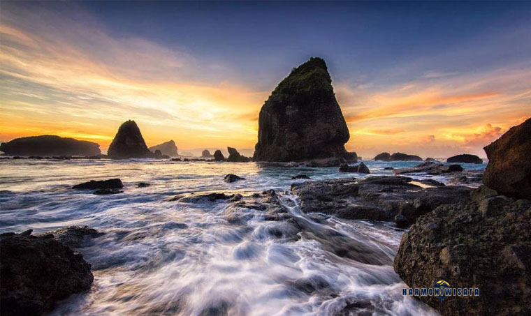 Harmoni Wisata Pantai Papuma – Jember
