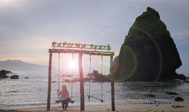 Harmoni Wisata Pantai Papuma – Jember