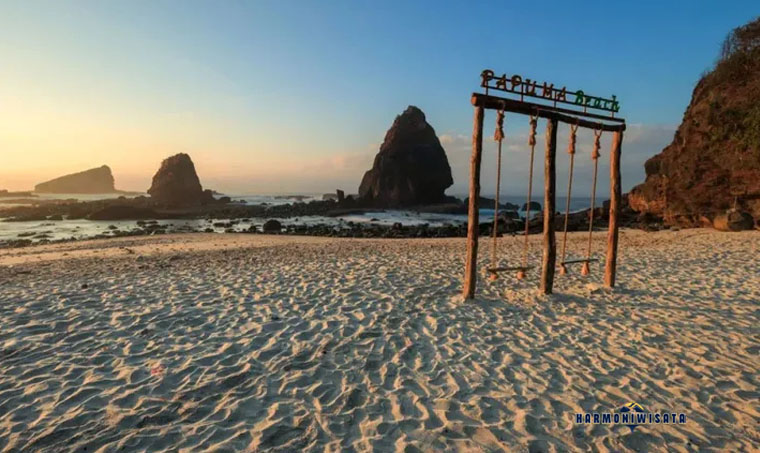 Pantai Papuma Jember: Pesona Pasir Putih Malikan