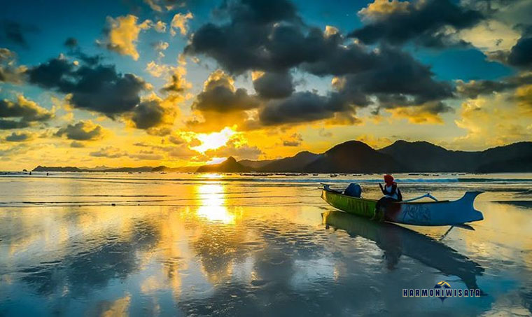 Harmoni Wisata Pantai Selong Belanak