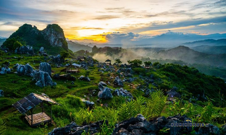 Stone Garden Citatah: Wisata Taman Batu Unik di Padalarang