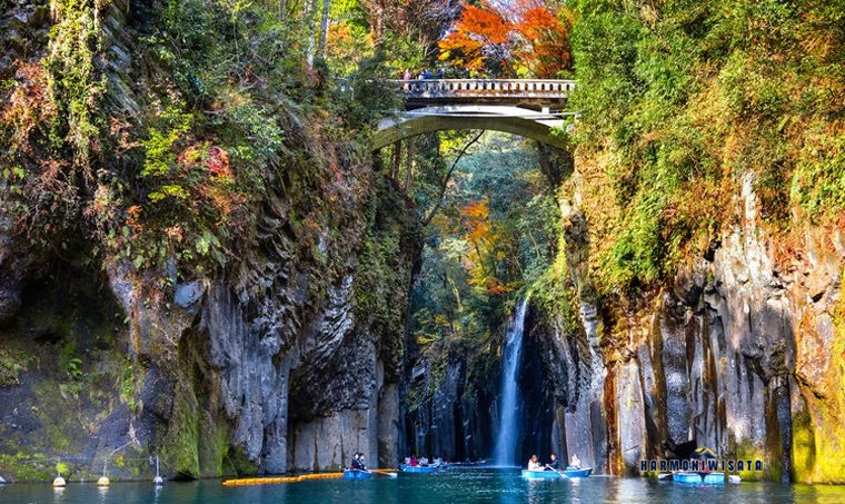 Harmoni Wisata Takachiho Gorge – ngarai & sungai toska