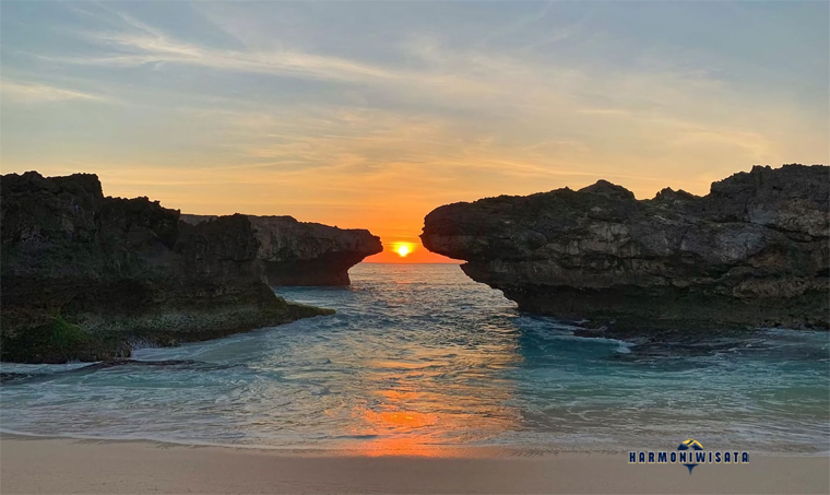Harmoni Wisata Pantai Mandorak – Sumba Barat