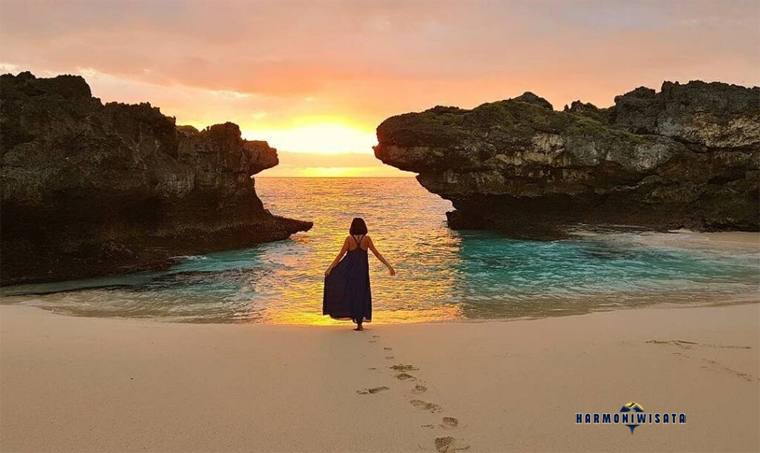 Harmoni Wisata Pantai Mandorak – Sumba Barat