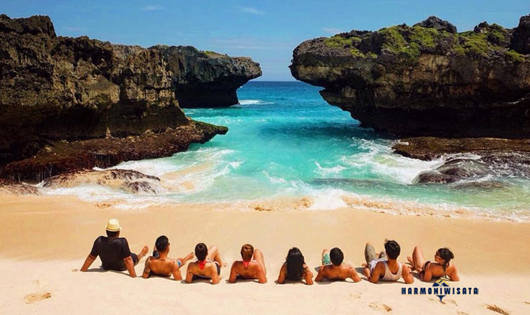 Harmoni Wisata Pantai Mandorak – Sumba Barat