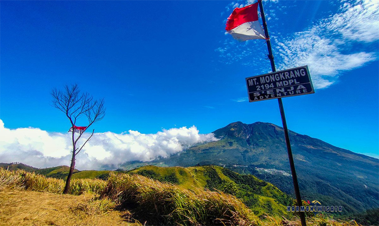 Bukit Mongkrang Karanganyar: Wisata Pendakian Ringan di Lereng Gunung Lawu