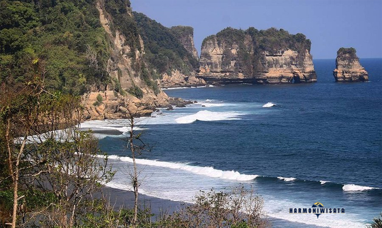 Pantai Ngalur Trenggalek, Hidden Gem Pantai Pasir Putih & Gua Laut Alami