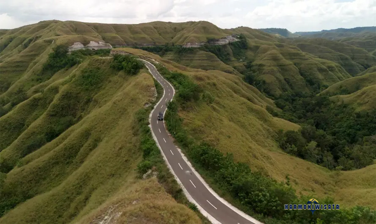 Harmoni WIsata Bukit Larata, Sumba — Savana luas cantik