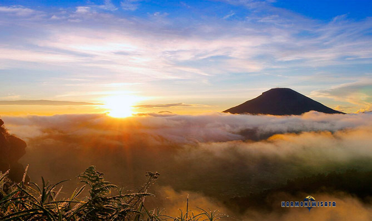 Harmoni Wisata Puncak Sikunir, Dieng — Golden sunrise terbaik
