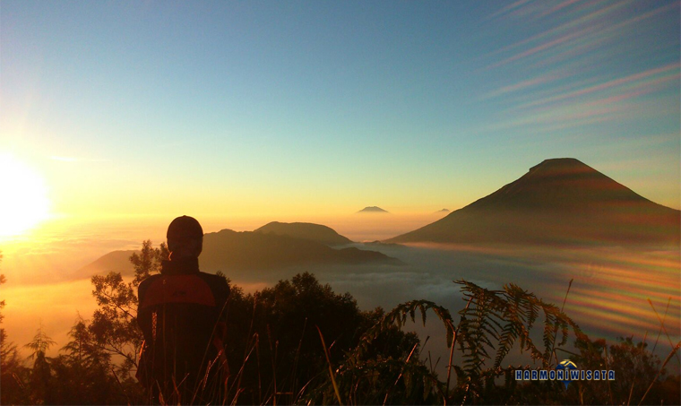 Harmoni Wisata Puncak Sikunir, Dieng — Golden sunrise terbaik