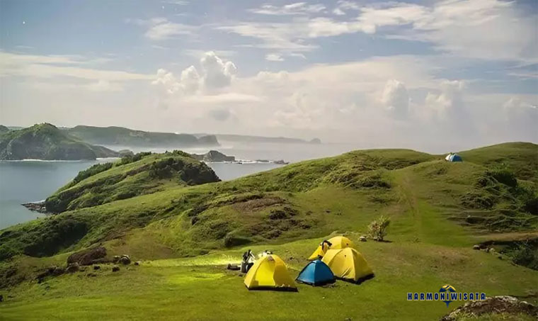 Bukit Merese Sisi Timur Lombok, Spot Sunrise Hidden Gem dengan Panorama Laut Indah