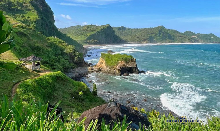 Harmoni Wisata Pantai Oyama Kaimana